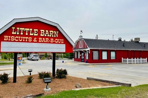 little barn restaurnt at the corner of the road